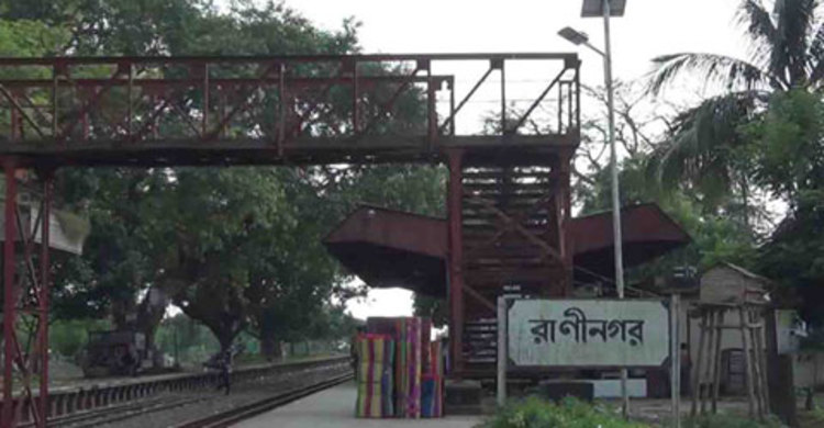 ওভারব্রিজে ধাক্কা লেগে ট্রেনের ছাদে থাকা যাত্রীর মৃত্যু