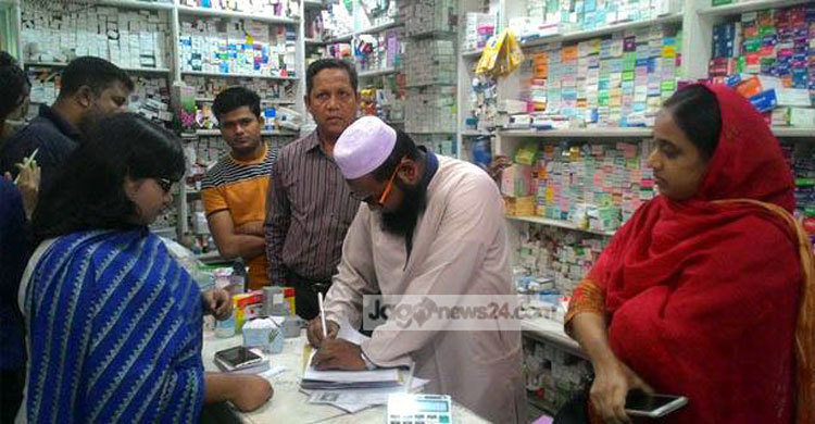 ফতুল্লায় ৩ ফার্মেসিকে জরিমানা