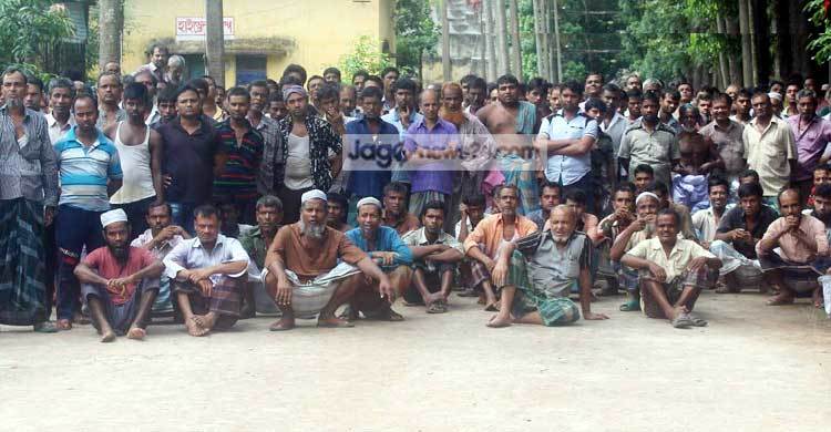 নরসিংদীর দুই জুট মিলে চলছে শ্রমিক ধর্মঘট