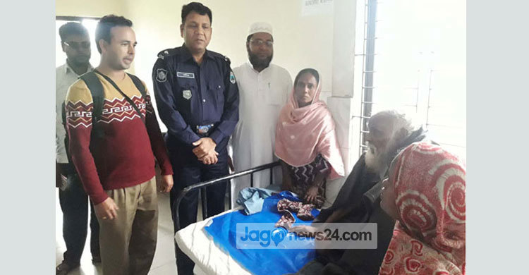 রাস্তায় ফেলে যাওয়া বাবাকে ছেলেদের জিম্মায় দিলো পুলিশ