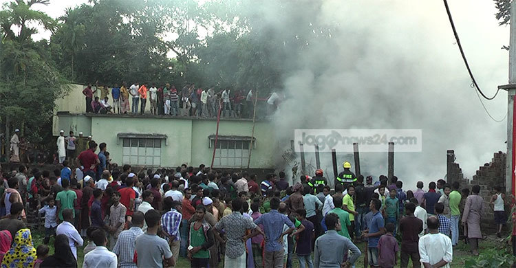 নেত্রকোনায় অগ্নিকাণ্ডে তুলার গোডাউন পুড়ে ছাই