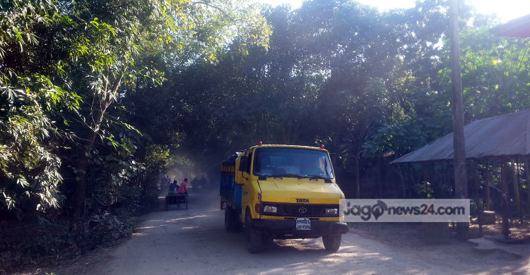 সড়কের কাজ ফেলে পালালেন ঠিকাদার