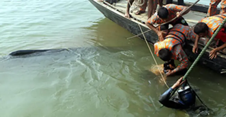 পদ্মায় লঞ্চডুবি : ৬৮ মরদেহ হস্তান্তর