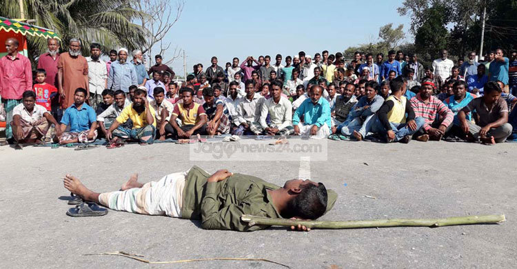 শ্রমিকদের মহাসড়ক অবরোধ, বাংলাবান্ধা বন্দরে অচলাবস্থা