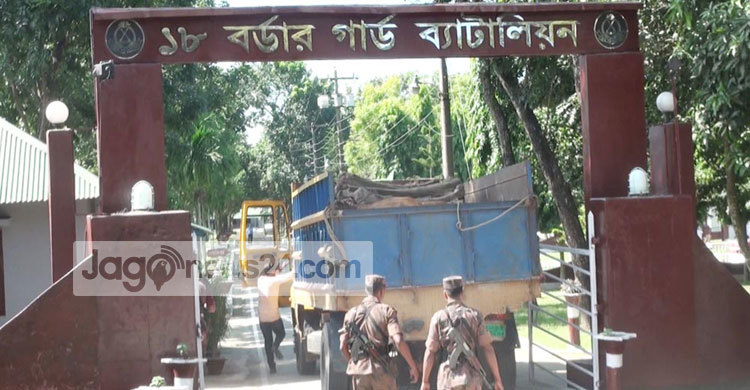 বাংলাবান্ধা স্থলবন্দরে বিপুল পরিমাণ মোটর পার্টস জব্দ