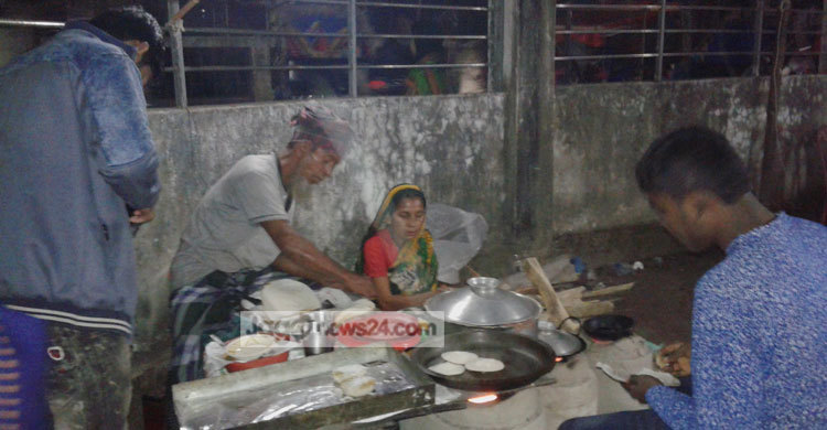 রাস্তার ধারে পিঠার পসরা