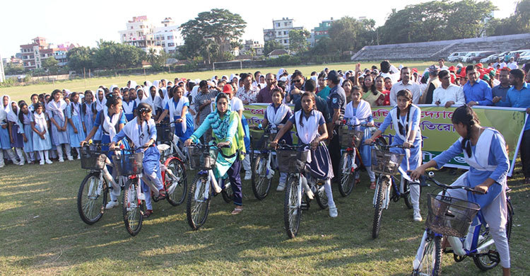 ‘প্রেরণা মুন্সীগঞ্জ’র উদ্যোগে ছাত্রীদের মধ্যে সাইকেল বিতরণ