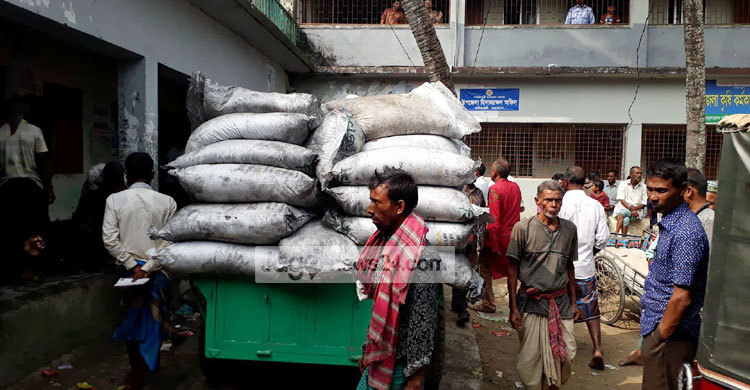 বাড়ি নেয়ার আগেই গলে যাচ্ছে প্রণোদনার সার