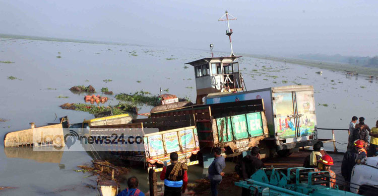 কঁচা নদীতে ট্যাংকার-ফেরির সংঘর্ষে তিনটি গাড়ি নিখোঁজ