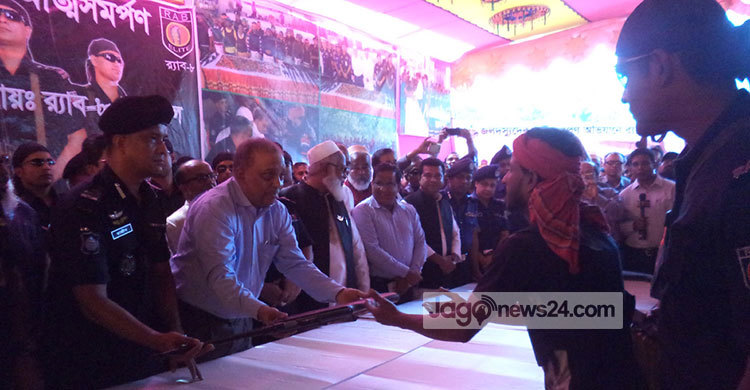 পিরোজপুরে দুই বাহিনীর প্রধানসহ ২০ দস্যুর আত্মসমর্পণ