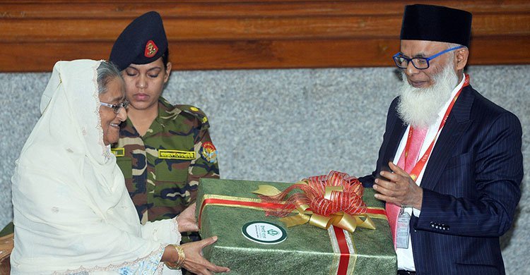 Bankers donate blankets to PM’s relief fund