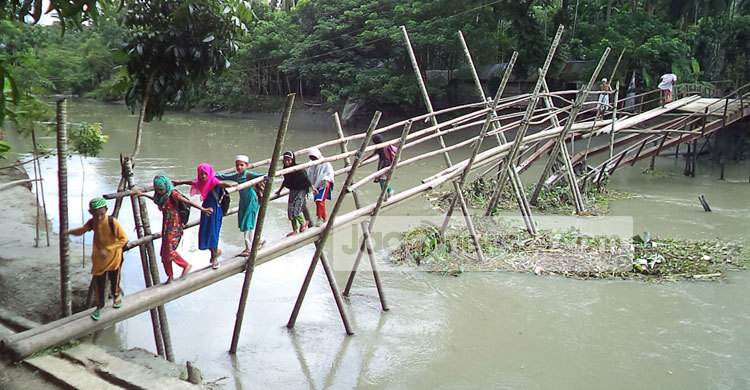 সেতুর অভাবে ভোগান্তিতে ২৫ হাজার মানুষ