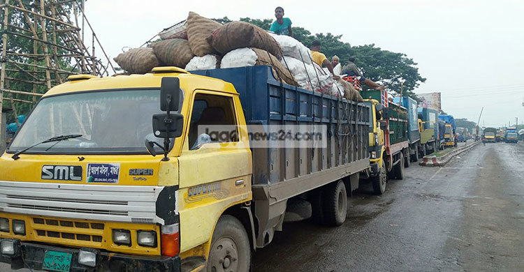 দৌলতদিয়ায় নদী পারের অপেক্ষায় ৪ শতাধিক পণ্যবাহী ট্রাক