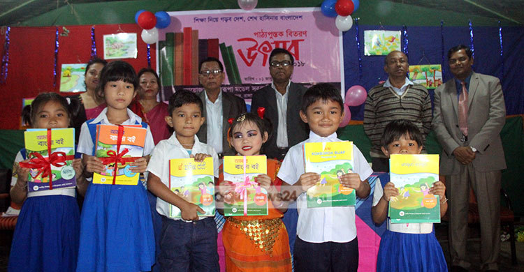 বছরের শুরুতে বই পেয়ে খুশি রাঙ্গামাটির শিক্ষার্থীরা