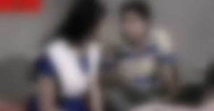 বন্ধু পরিচয়ে গভীর রাতে কলেজছাত্রীর ঘরে, অতঃপর...