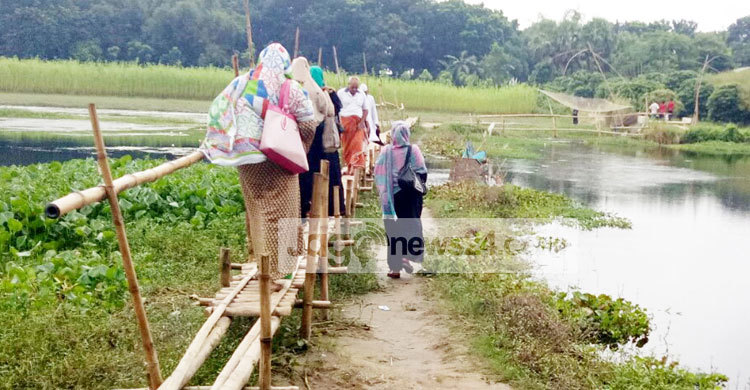 রাস্তার অভাবে বিচ্ছিন্ন গ্রাম নওদাপাড়া