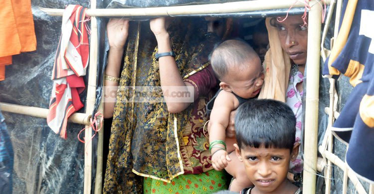 ত্রাণের উপর ঘুমাচ্ছে রোহিঙ্গারা