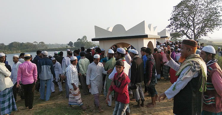 বাবা-মায়ের মাঝখানে শায়িত হলেন ছায়েদুল হক