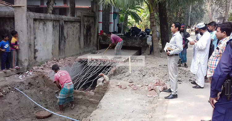 শরীয়তপুরে সরকারি খালে অবৈধ স্থাপনা উচ্ছেদ