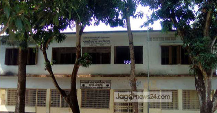 চেঁচামেচি করায় তিন শিক্ষার্থীকে জুতাপেটা করলেন শিক্ষক