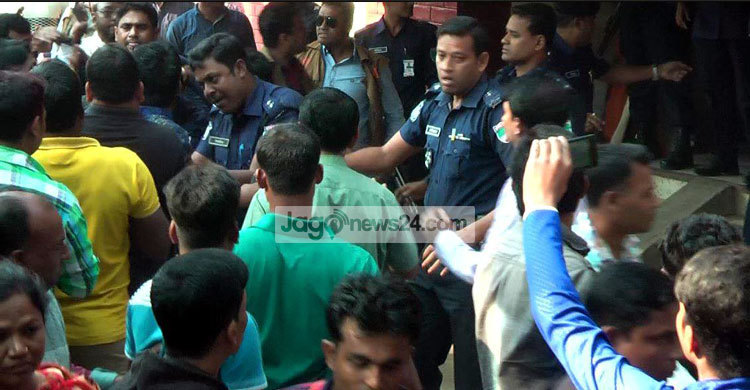 এবার থানার ভেতরেই সংঘর্ষ