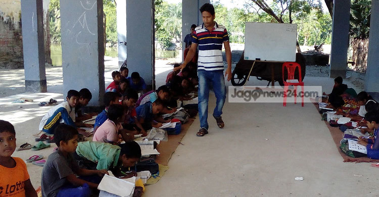 ক্লাস চলে আশ্রয়কেন্দ্রের বারান্দায়