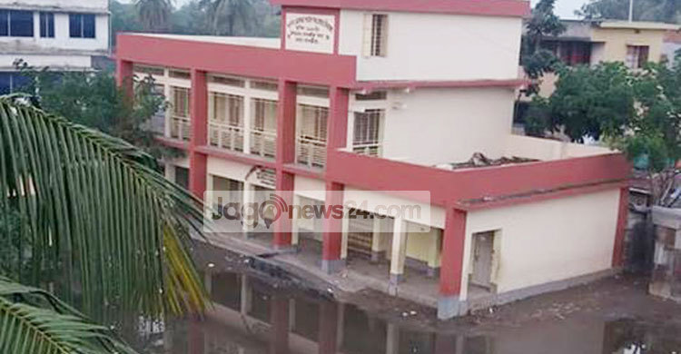 বৃষ্টি নেই তবু হাঁটুপানি স্কুলটিতে