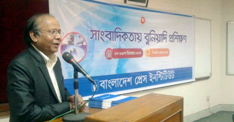 বুঝেশুনে সাংবাদিকতায় আসতে হবে