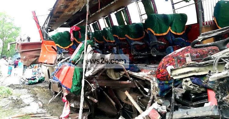 ঢাকা-টাঙ্গাইল মহাসড়কে বাস-ট্রাক সংঘর্ষে নিহত ৩