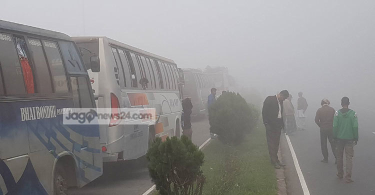 ঘন কুয়াশায় বঙ্গবন্ধু সেতু মহাসড়কে যান চলাচল বন্ধ