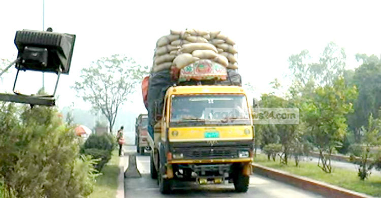 অতিরিক্ত পণ্য তোলায় ১১ গাড়ির বিরুদ্ধে মামলা