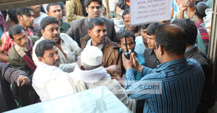 দুই হাত তুলে শ্রমিকদের কাছে ক্ষমা চাইলেন এসআই