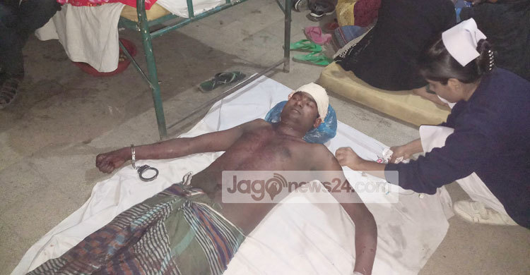 কথা কাটাকাটি থেকে কুড়াল দিয়ে কুপিয়ে হত্যা