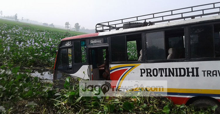 সিরাজগঞ্জে নিয়ন্ত্রণ হারিয়ে বাস খাদে, আহত ১০