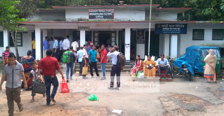 আখাউড়া চেকপোস্টে যাত্রীদের আটকে দিচ্ছে বিজিবি