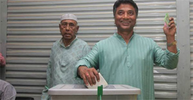 বনানীতে ভোট দিলেন মেয়র আনিসুল হক