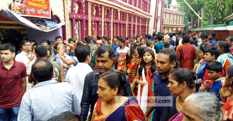 শিকদার বাড়ির পূজামণ্ডপে সনাতন ধর্মাবলম্বীসহ দর্শনার্থীদের ঢল