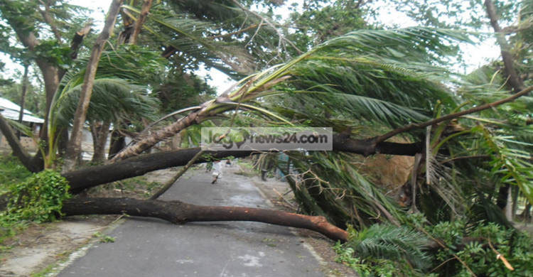 সাতক্ষীরায় টর্নেডোতে শতাধিক বাড়ি লণ্ডভণ্ড