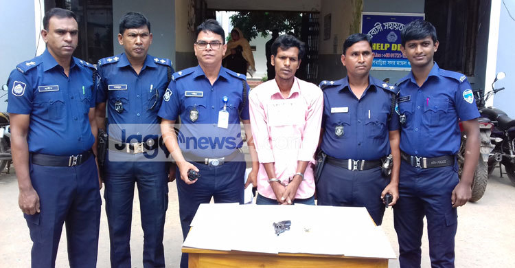 ব্রাহ্মণবাড়িয়ায় বিদেশি রিভলবারসহ যুবক আটক