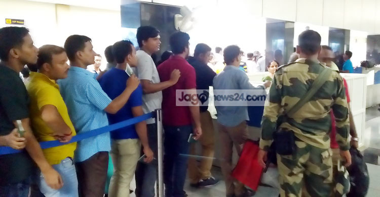 স্থলপথে ভারতগামী যাত্রীদের ঢল