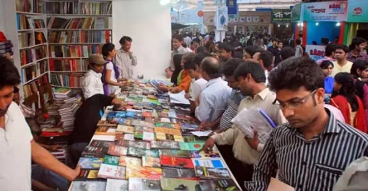 ছুটির দিনে জমজমাট মেলা প্রাঙ্গণ