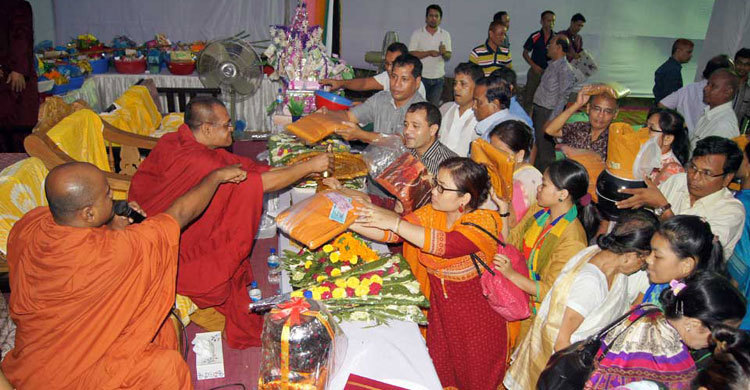 পাহাড়ে শুরু হয়েছে কঠিন চীবর দান