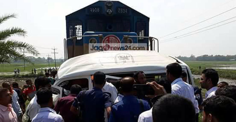 কুমিল্লায় মাইক্রোবাসে ট্রেনের ধাক্কায় নিহত ১