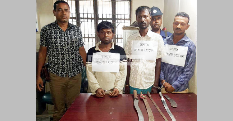 কুমিল্লায় অস্ত্র-মাদকসহ গ্রেফতার ৪