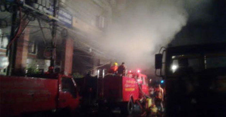 দিলকুশায় নেভেনি আগুন, ব্যাপক ক্ষয়ক্ষতির আশঙ্কা