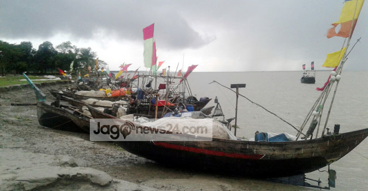 কড়া নজরদারিতেও রাতের আঁধারে চলছে ইলিশ শিকার
