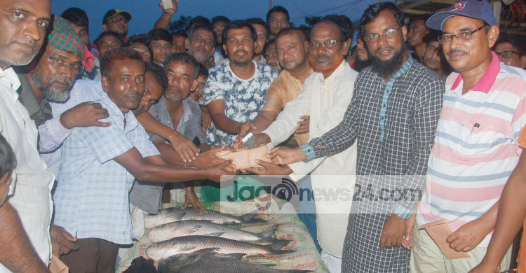 বড় মাছ ধরে দেড় লাখ টাকা জিতলেন চিকিৎসক