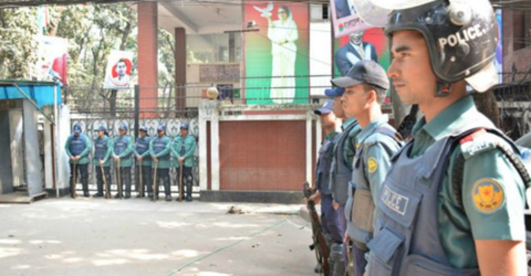 খালেদা জিয়াকে খাবার দিতে গিয়ে আটক ২