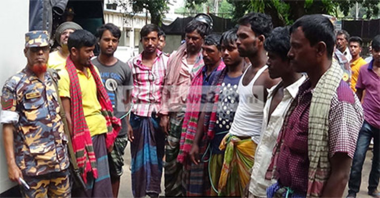 ইলিশ ধরে রাজবাড়ীতে ৩৭ জেলে ধরা