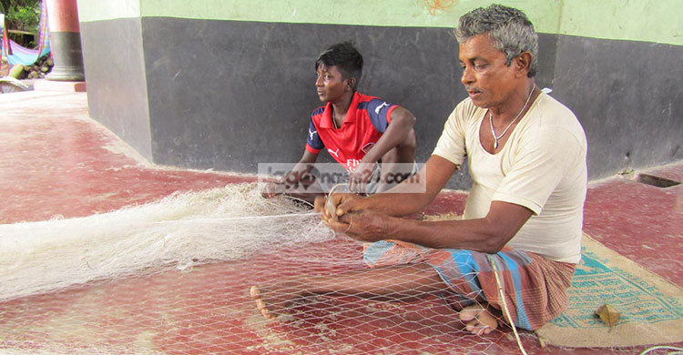 ইলিশ ধরা নিষিদ্ধ, ঋণের জালে জেলেরা